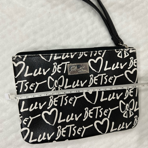Luv Betsy Wristlet - Picture 6 of 7